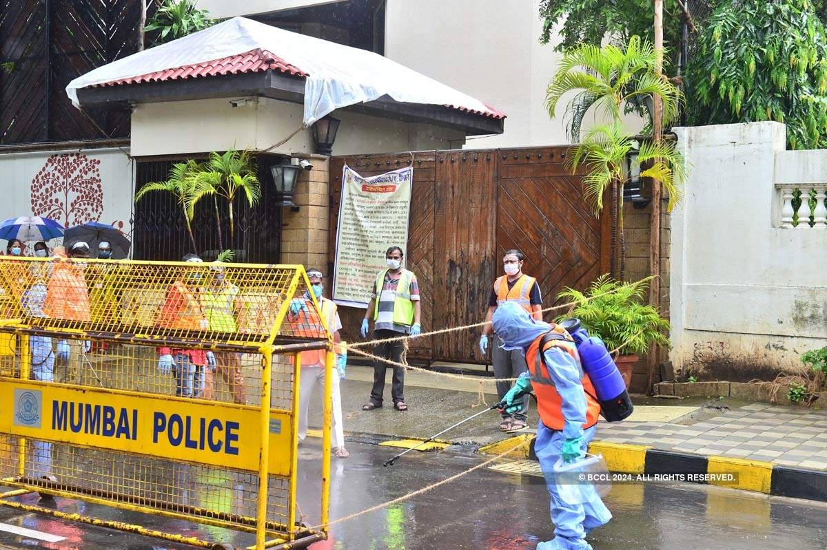 BMC sanitation workers rush to seal and sanitise Amitabh Bachchan's residence