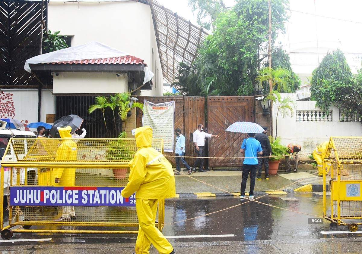 BMC sanitation workers rush to seal and sanitise Amitabh Bachchan's residence