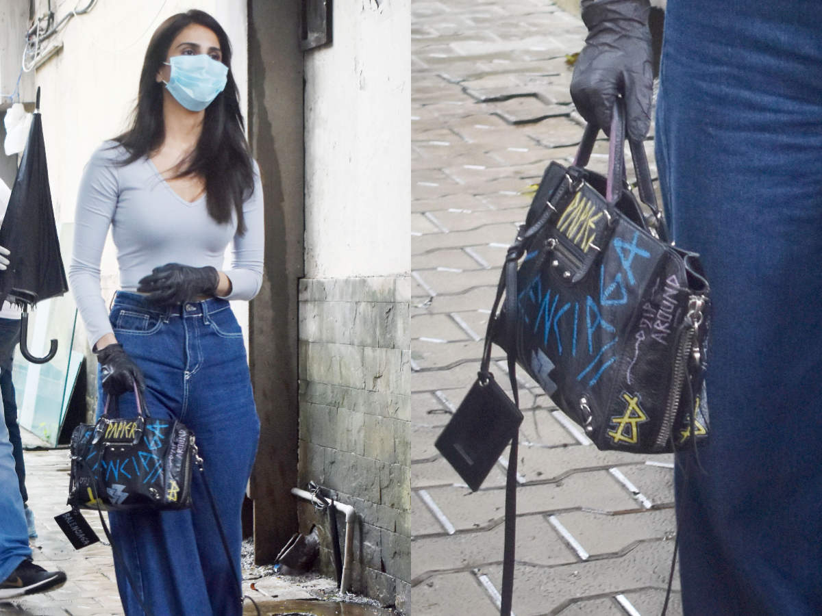 periskop Dele Udholdenhed Vaani Kapoor's Balenciaga bag costs a BOMB! Can you guess the price? | The  Times of India
