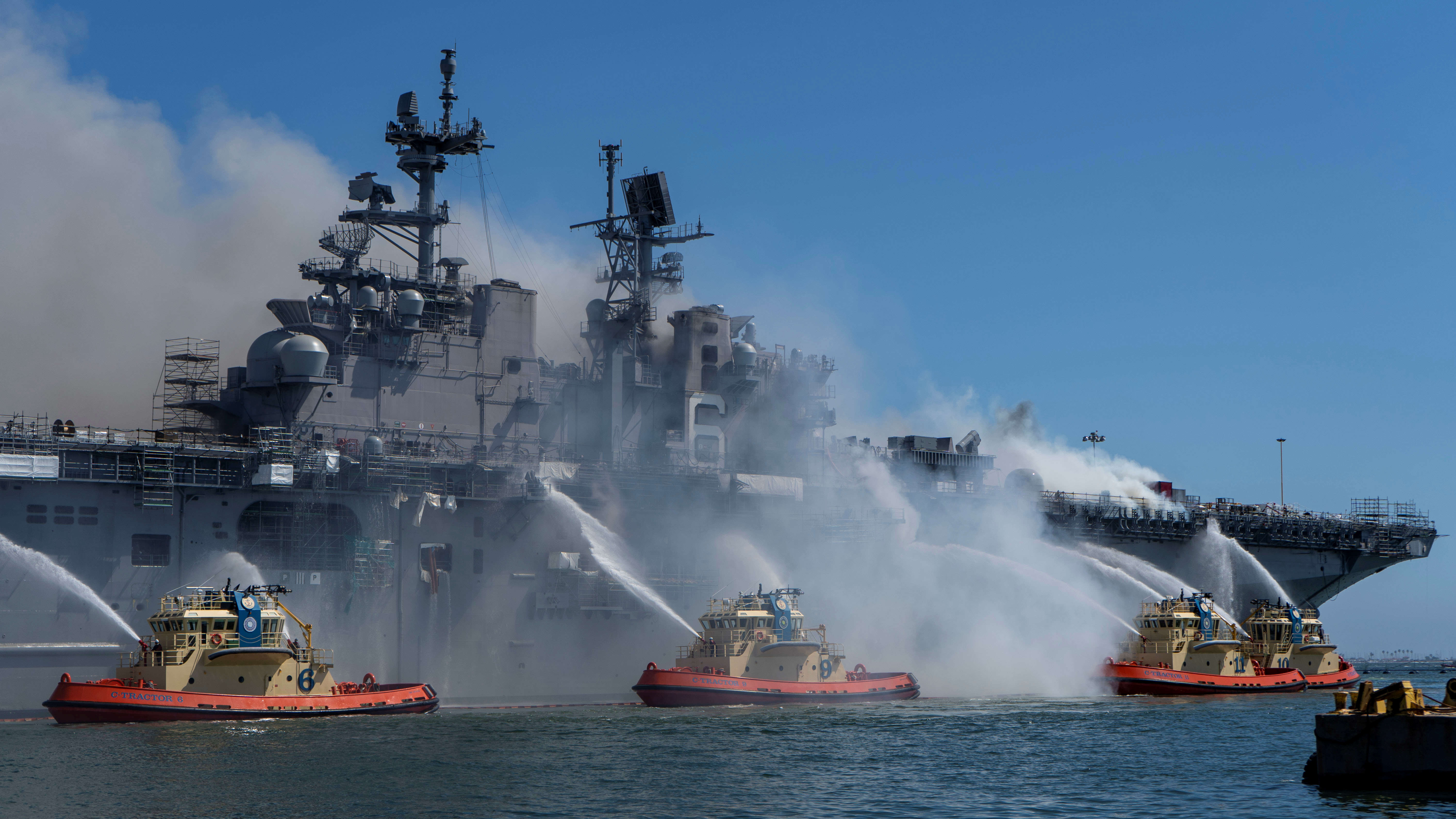 Fire ship. USS Bonhomme Richard. Десантный корабль Bonhomme Richard. Корабль ВМС США Bonhomme Richard. USS Bonhomme Richard пожар.