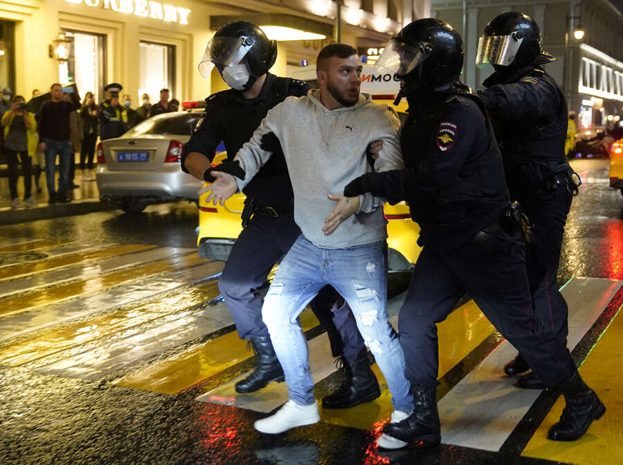 Anti-Putin protests gain momentum in Russia