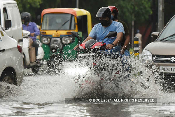 Heavy rains lash Delhi, NCR