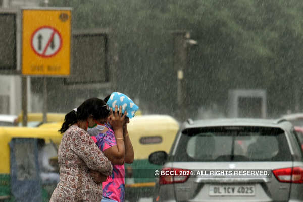 Heavy rains lash Delhi, NCR