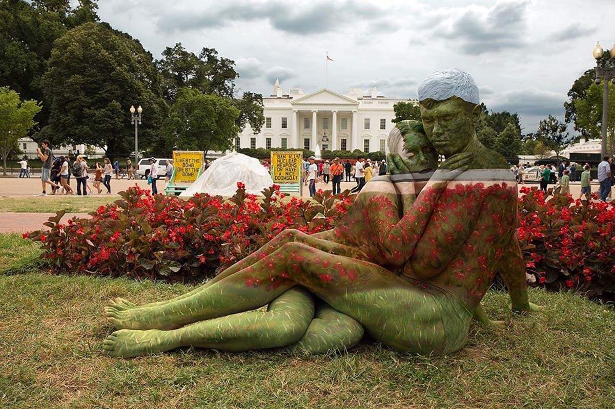 25 Mindblowing pictures of people blended into their surroundings with body paint