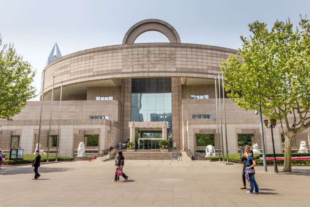 Two kids accidentally break the exquisite Disney castle worth $64000 in Shanghai Glass Museum Two kids accidentally break the exquisite Disney castle worth $64000 in Shanghai Glass Museum
