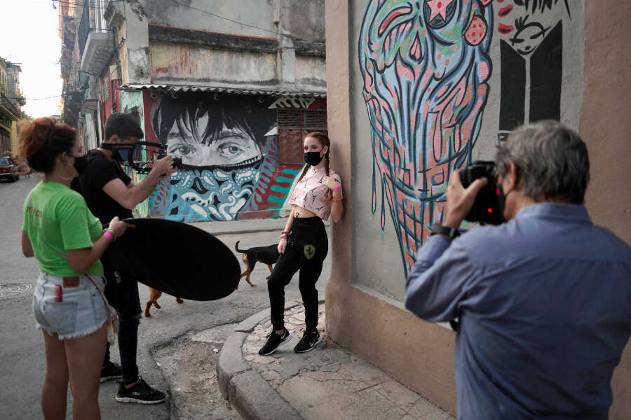 Cuban girls celebrate quinceaneras with new fashion amid pandemic