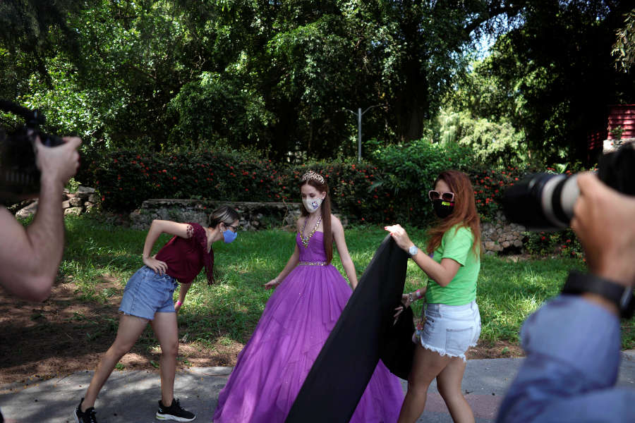 Cuban girls celebrate quinceaneras with new fashion amid pandemic