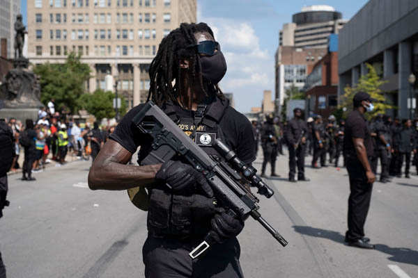 Kentucky: Armed protesters march against police brutality
