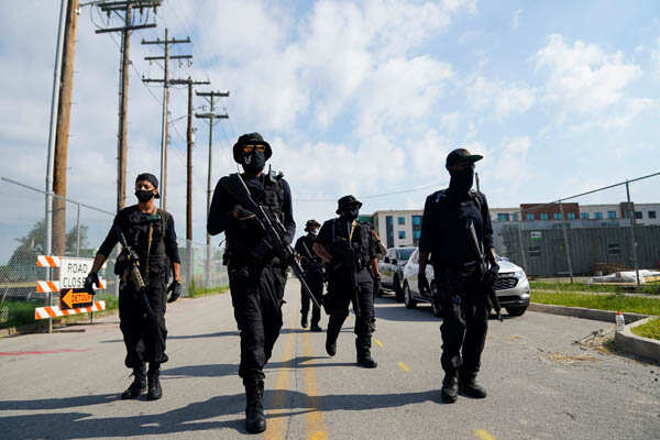 Kentucky: Armed protesters march against police brutality
