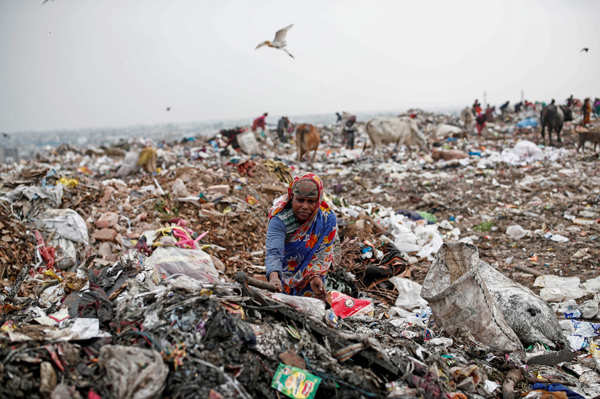 Indian scavengers put their lives in jeopardy amid coronavirus debris