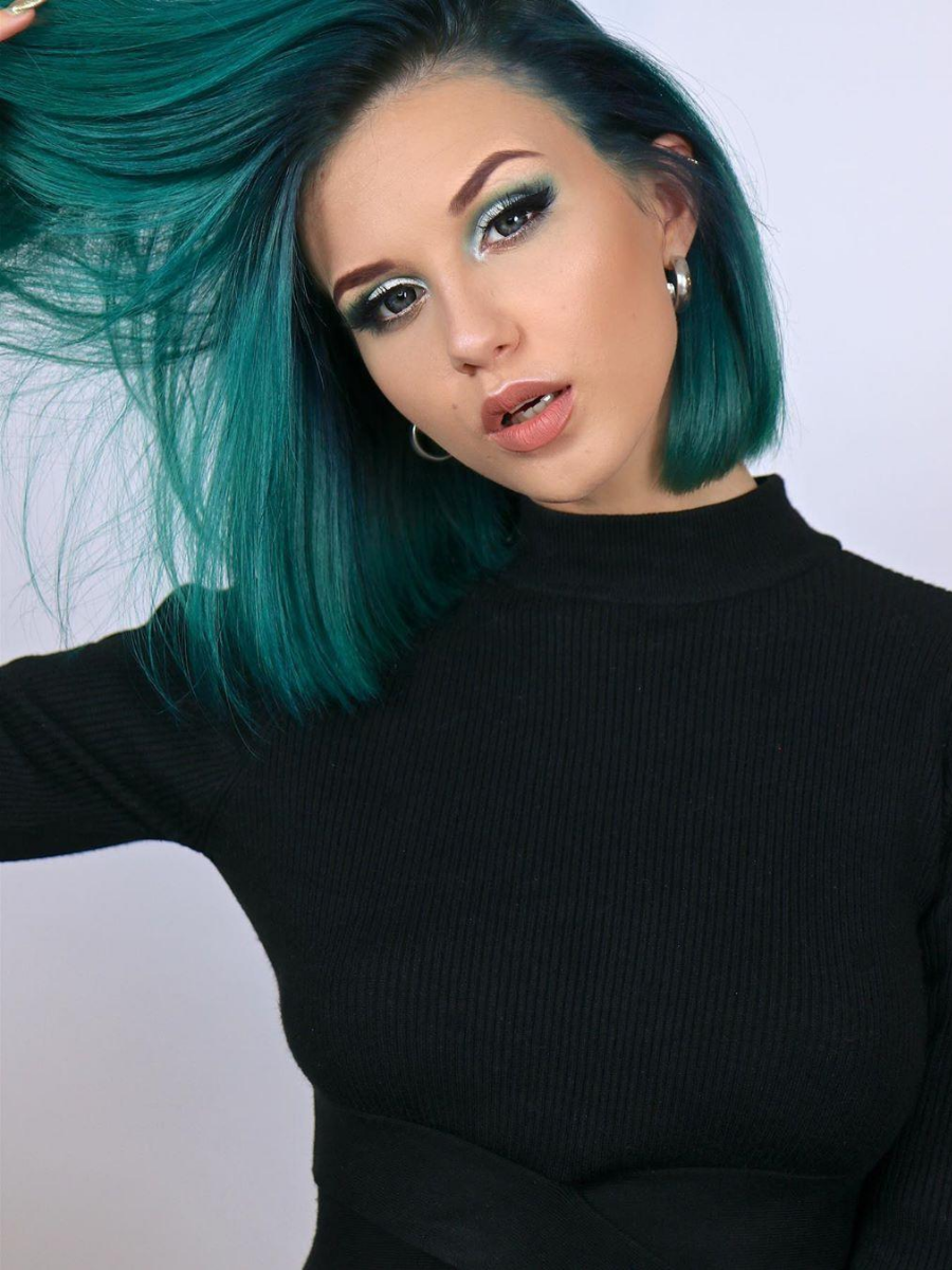 Popular YouTuber Stella Cini proves dyeing your own hair is not as complicated as it seems