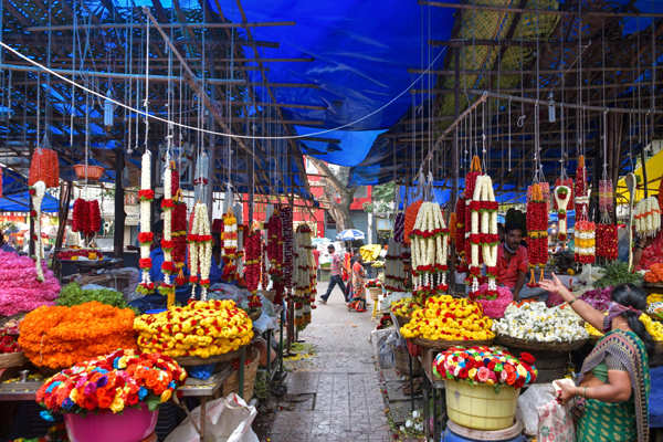 Festival shoppers throng markets ahead of Varamahalakshmi