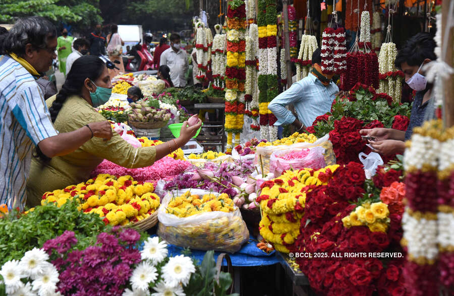Festival shoppers throng to markets ahead of Varamahalakshmi