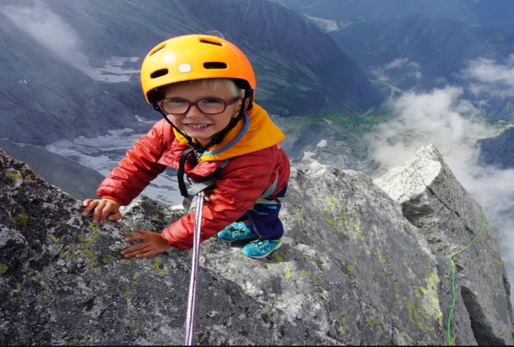 Unbelievable! This 3-year-old becomes the youngest person to scale 10000 ft high Swiss mountain