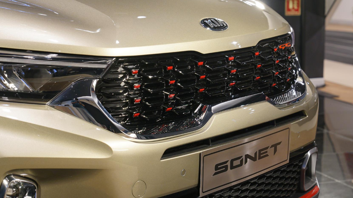 ​Iconic Tiger-nose grille and bold headlamps