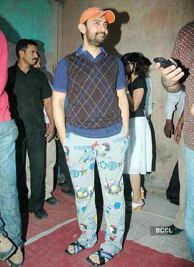 Aamir snapped in funny pants
