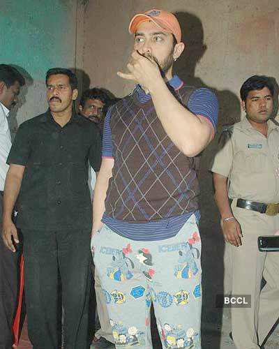 Aamir snapped in funny pants