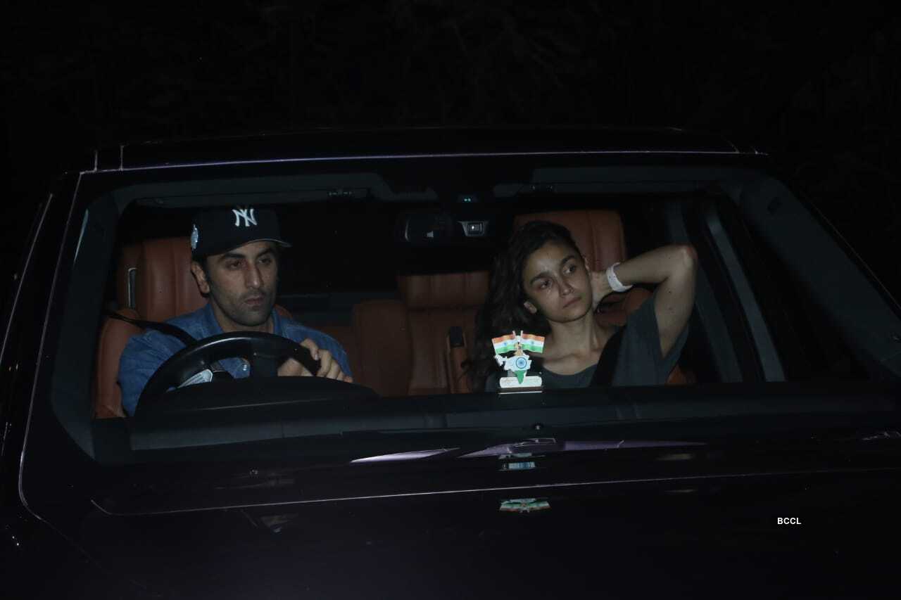 Alia Ranbir meet Sanjay Dutt (3).