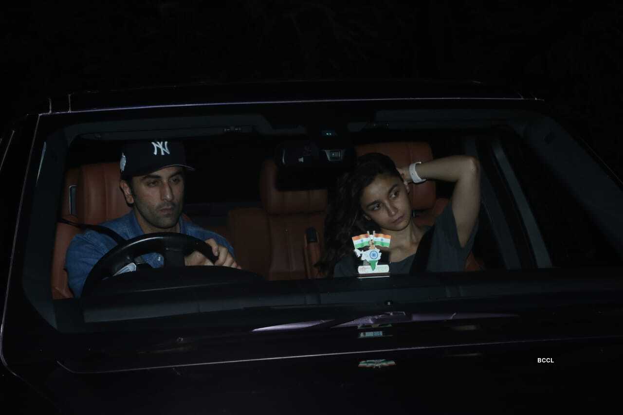 Alia Ranbir meet Sanjay Dutt (4).