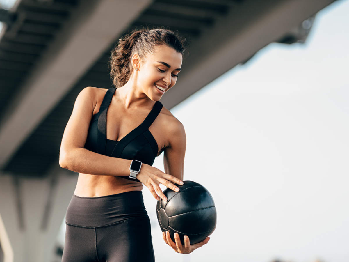 Shaded Angreb smertefuld 5 medicine ball exercises that are good to strengthen your core | The Times  of India