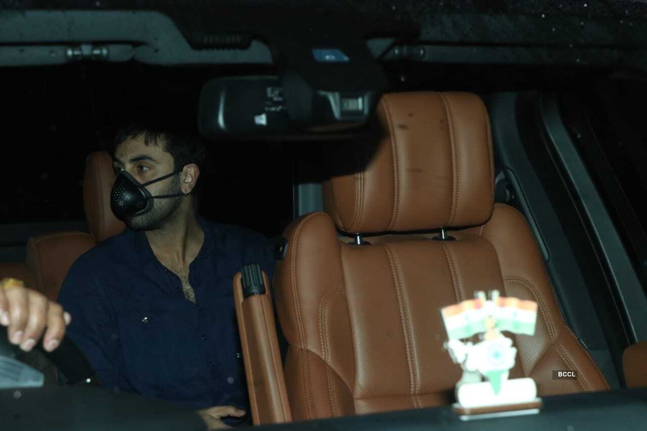 Ranbir and Shraddha at Luv Ranjan's office (7).