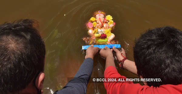 Devotees immerse idols of Lord Ganesha