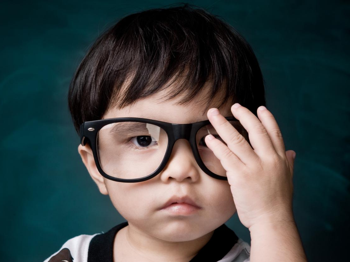ребенок у окулиста. очки для дальнозоркости. школьник в очках. I. зрение у детей.
