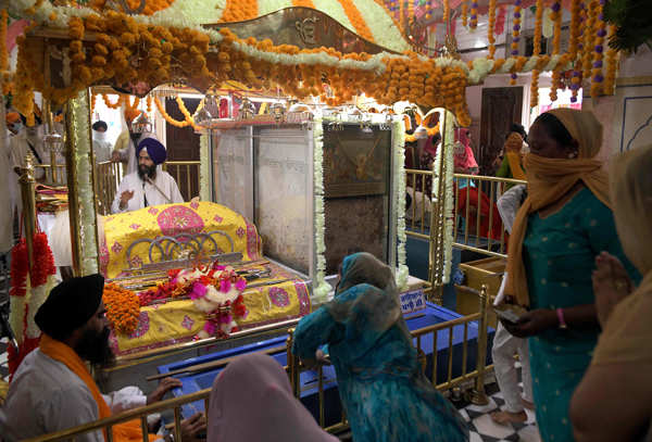 Sikhs celebrate Guru Nanak's wedding anniversary