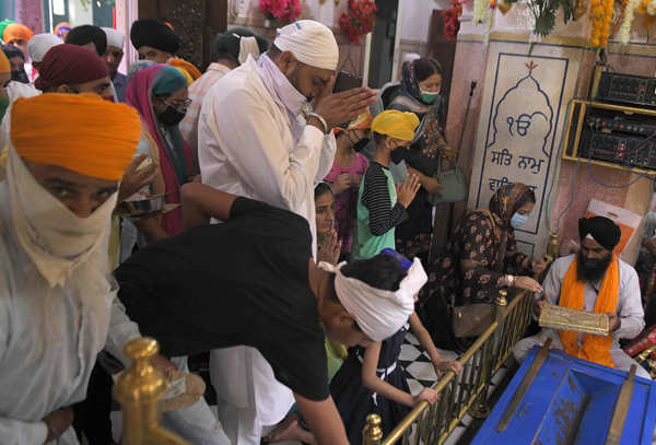 Sikhs celebrate Guru Nanak's wedding anniversary