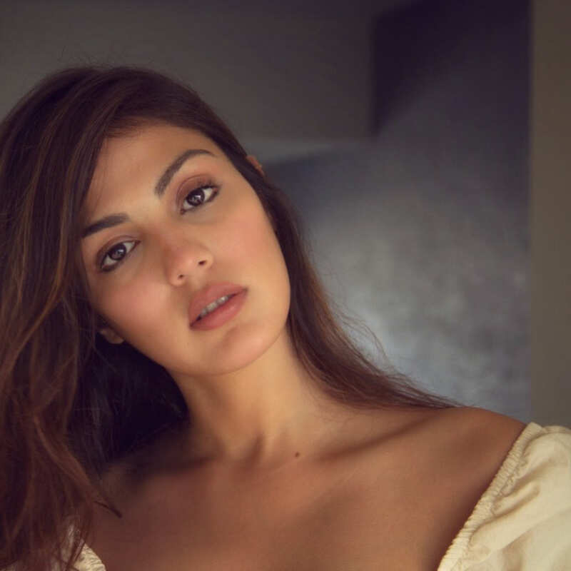 Kubbra Sait came out in support of Rhea Chakraborty; slams a troll who called her 'bait to trap rich men'