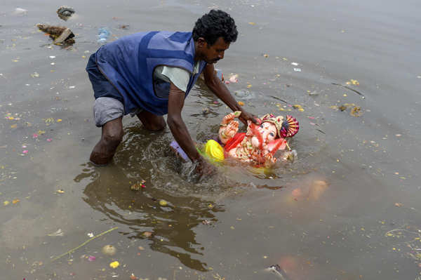 Devotees immerse idols of Lord Ganesha