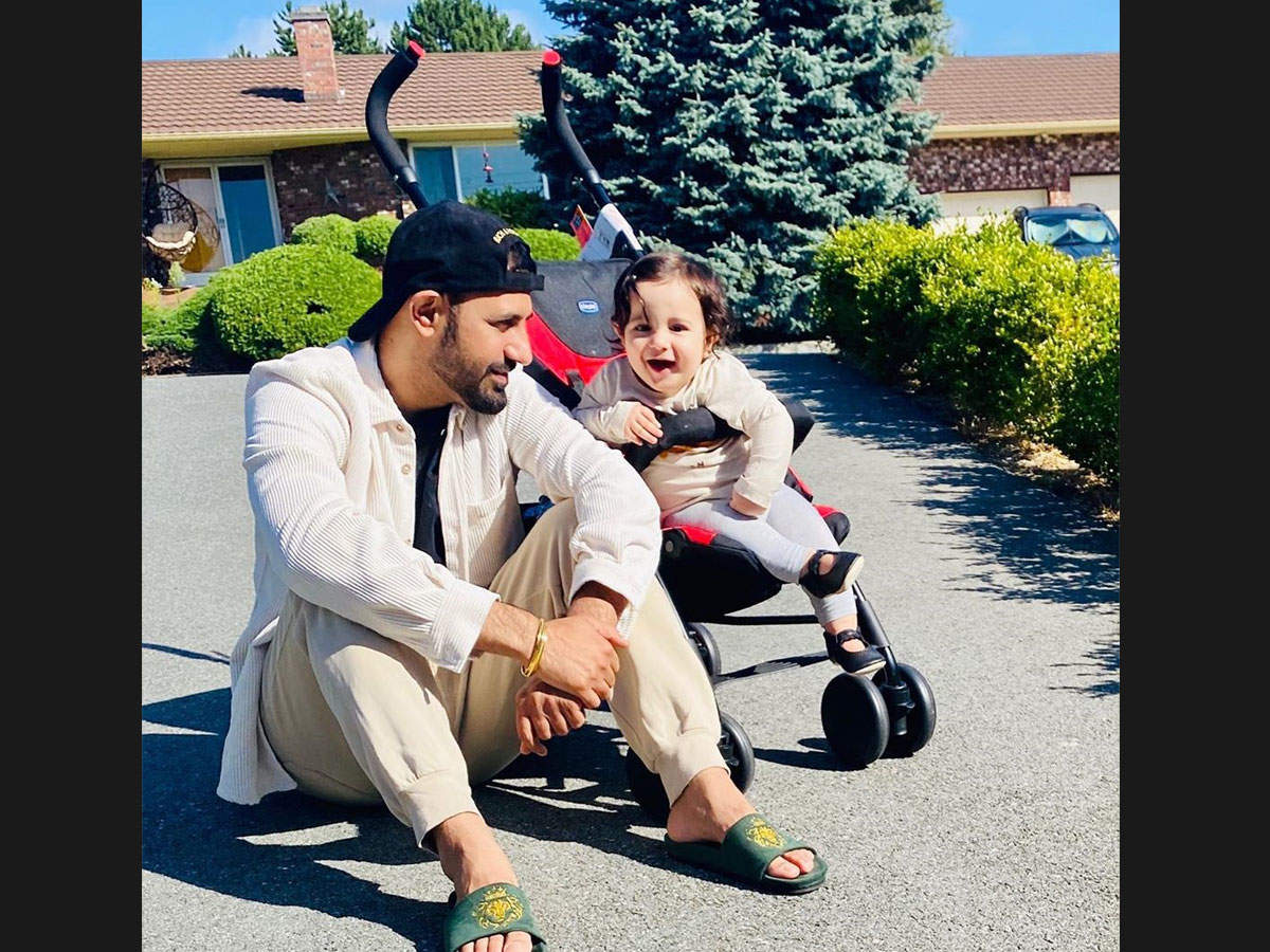 ​Twinning in off-white, THIS picture of Gippy Grewal with his tiny tot Gurbazz Grewal is sure to grab your attention