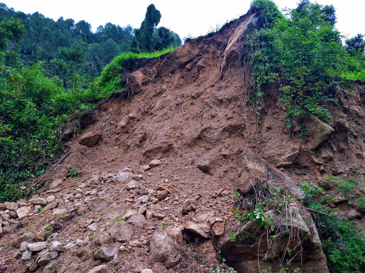 Travel advisory: Dehradun-Mussoorie Road blocked by landslide Travel advisory: Dehradun-Mussoorie Road blocked by landslide