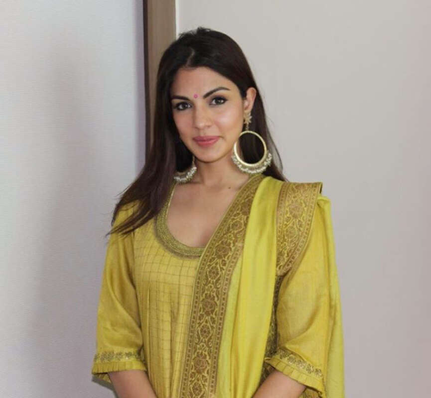 Rhea Chakraborty to take legal action against his family after chats of SSR's sister surface online