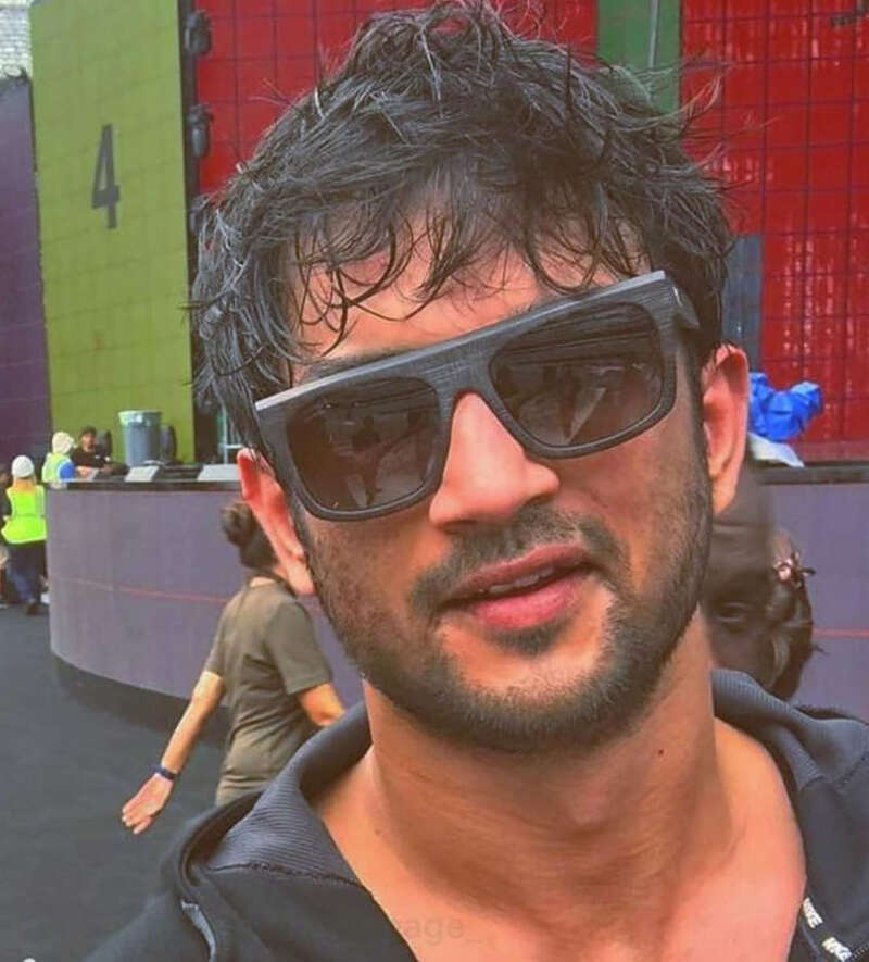 Rhea Chakraborty to take legal action against his family after chats of SSR's sister surface online