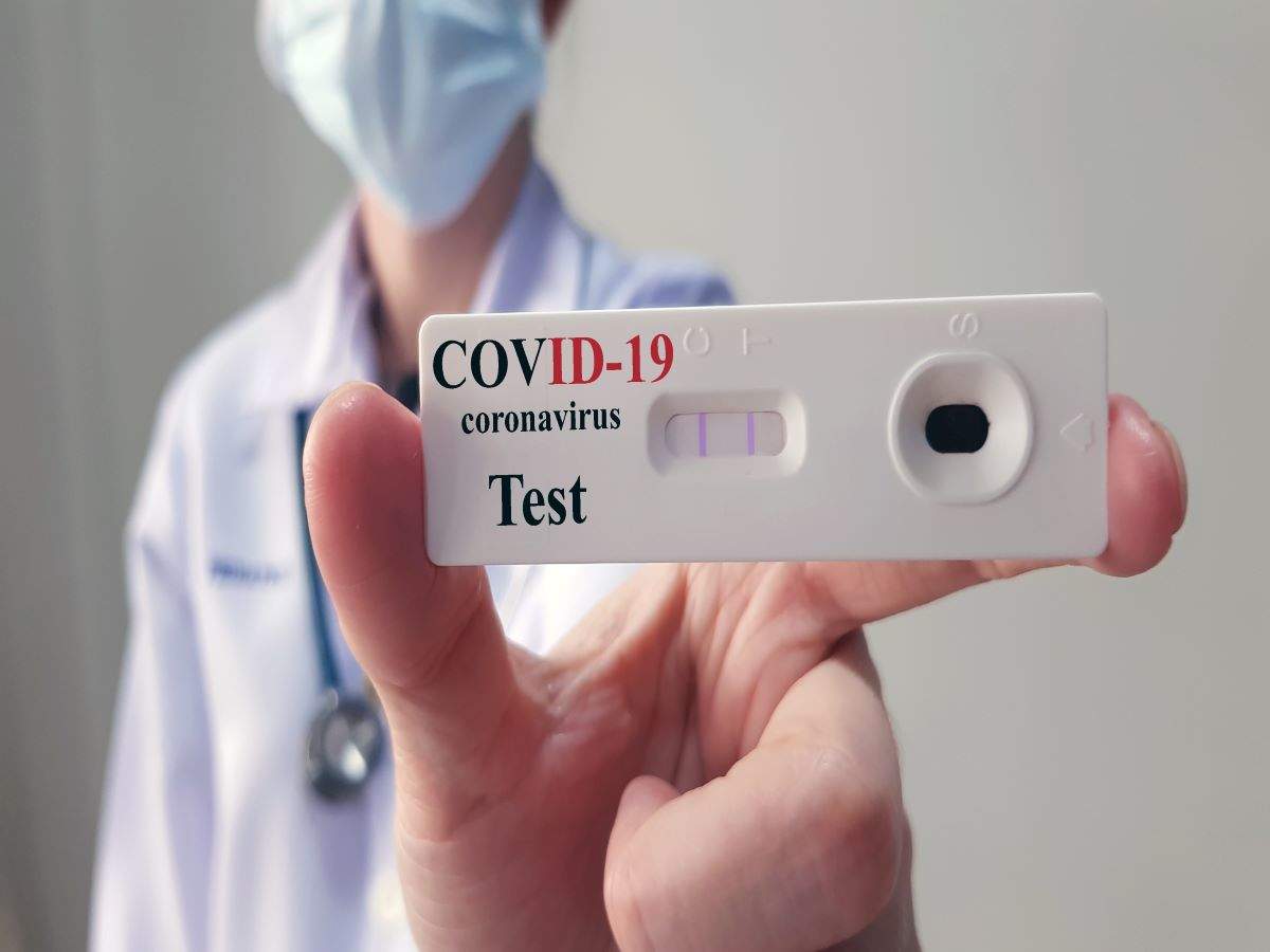 Test requires new. Тест на коронавирус. Тест на корону. Экспресс-тест на ковид. Отрицательный экспресс тест на коронавирус.