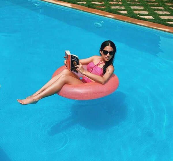 Actress Sara Ali Khan shares amazing pool pictures, writes &lsquo;Gulab in Gulabi on Gulabo&rsquo;
