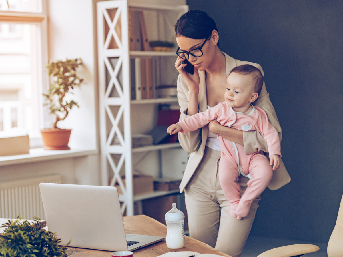 Working baby. Деловая женщина с ребенком. Современная мама. Мама в декрете. Современная мама с ребенком.