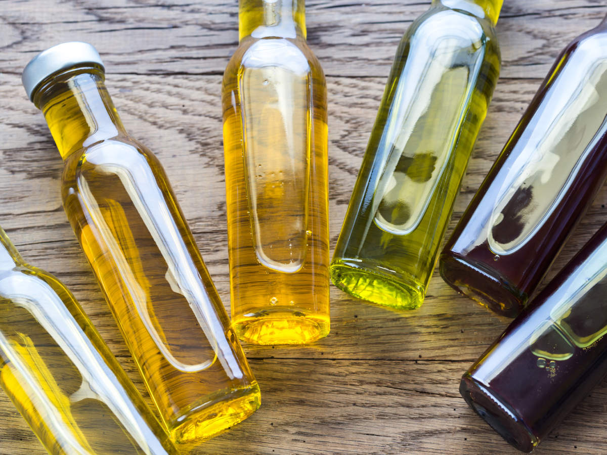 Почему масло назвали маслом. Бутылка для растительного масла. Растительное масло. Бутылка оливкового масла. Масло пищевое.