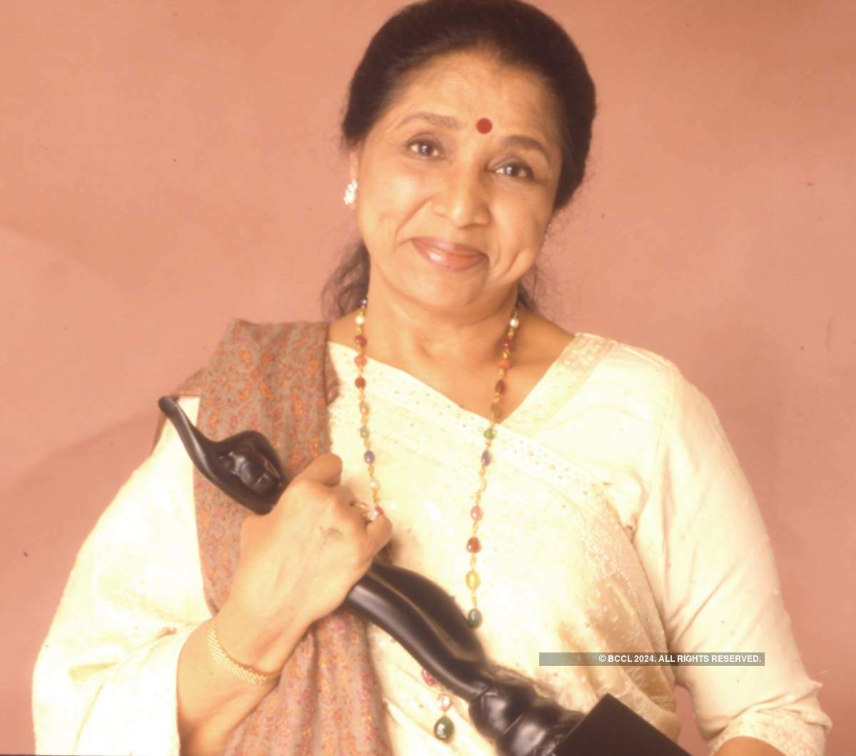 Revisiting rare and memorable pictures of Asha Bhosle as iconic singer turns 87