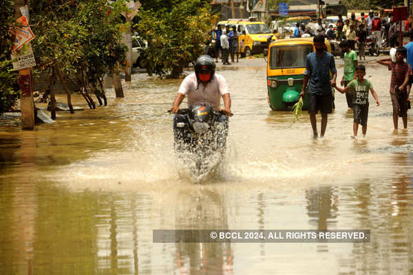 Heavy downpour causes waterlogging in Bengaluru