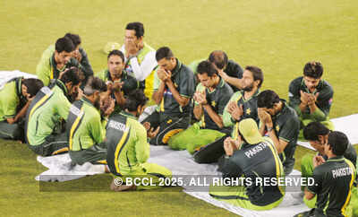 Pakistan Cricket team offer Namaz