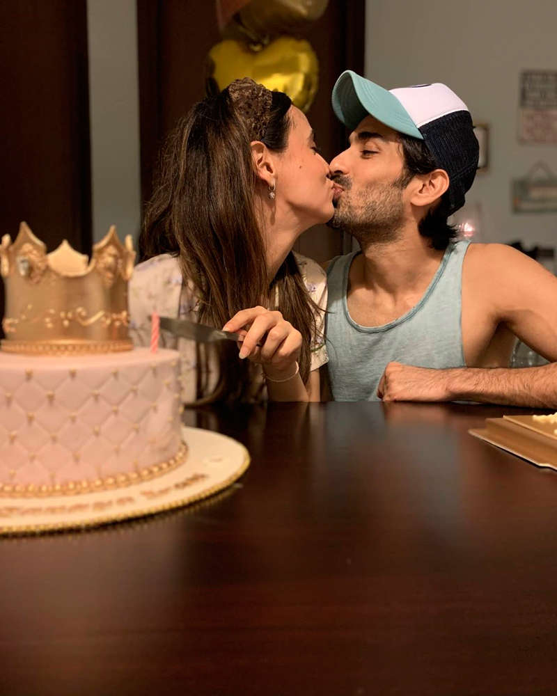 Inside pictures from Sanaya Irani's midnight birthday party