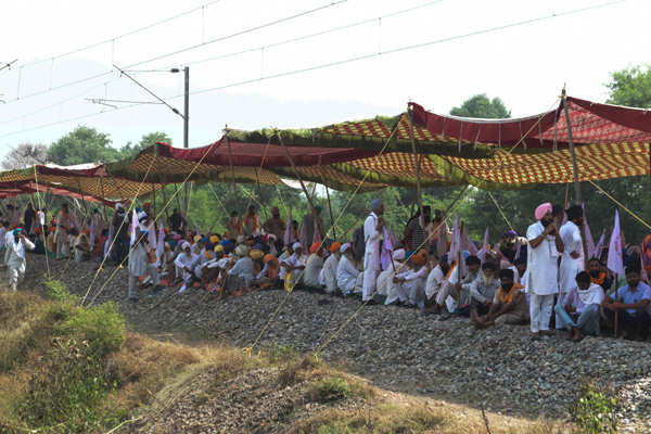 Bharat Bandh: Farmers hold protest over farm bills across India