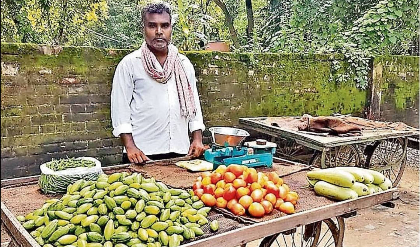 Director of TV show 'Balika Vadhu' sells vegetable to earn a living amid pandemic