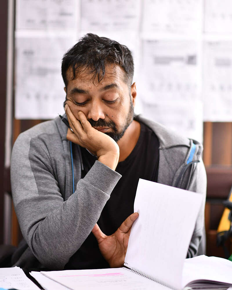 성폭행 사건 : 심문을 위해 경찰서에 도착한 Anurag Kashyap의 사진