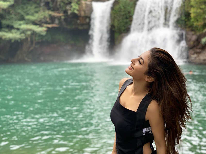 Mouni Roy의 휴가 사진은 당신을 해변으로 만들 것입니다!