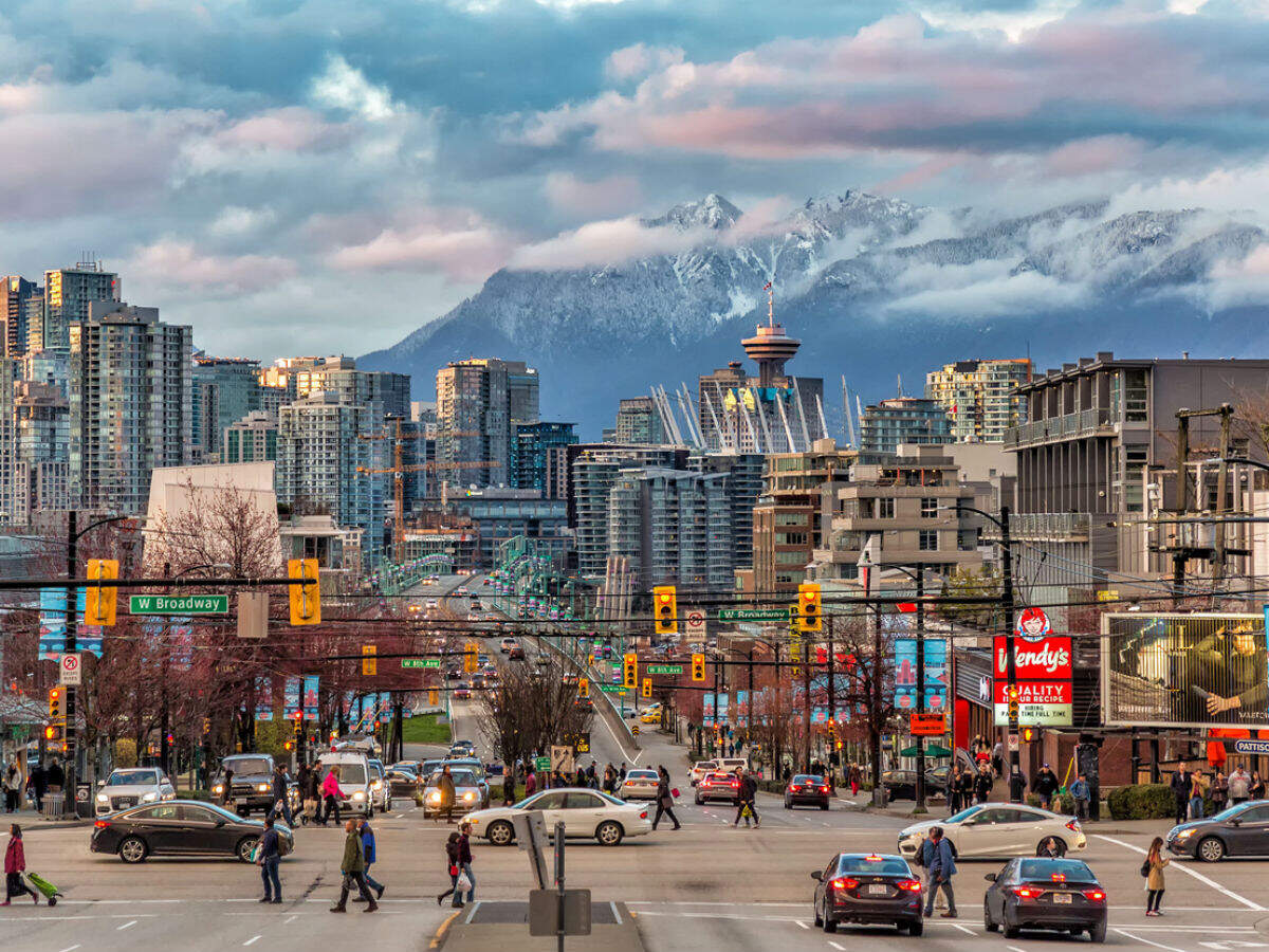 Canada bans tourists till October 31 Canada bans tourists till October 31
