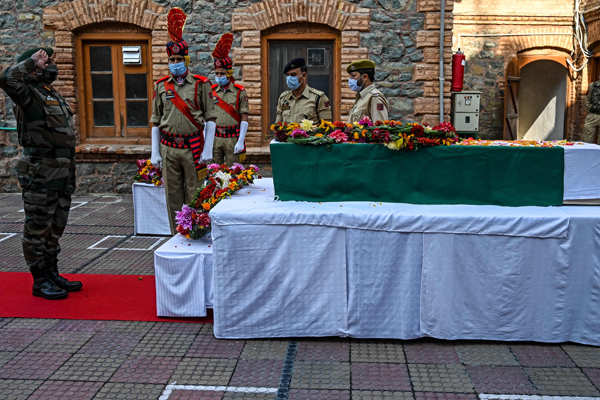 Wreath-laying ceremony of braveheart policeman Altaf Hussain held in Srinagar