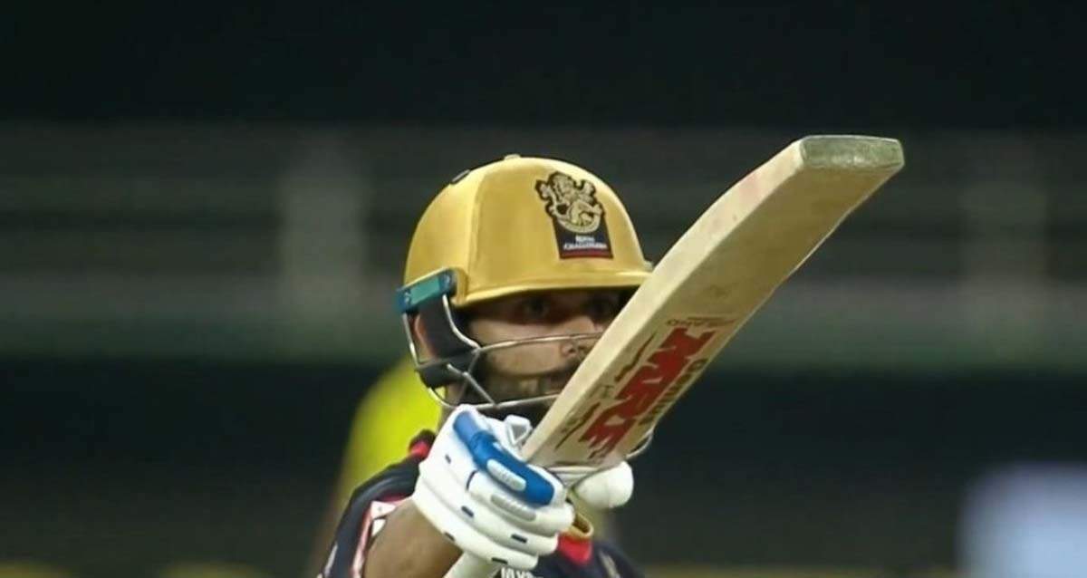 Anushka Sharma blows a kiss to Virat Kohli in RCB vs CSK match